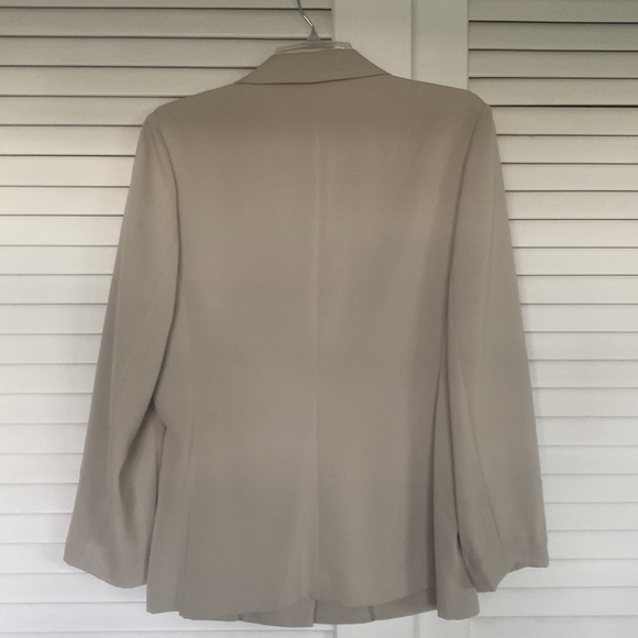 Cream colored ladies blazer - Picture 2 of 4